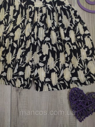 Черно-кремовые плиссированные шорты-бермуды Zara с цветочным принтом
Состояние: . . фото 5