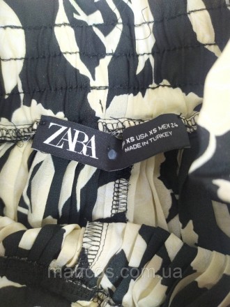 Черно-кремовые плиссированные шорты-бермуды Zara с цветочным принтом
Состояние: . . фото 11