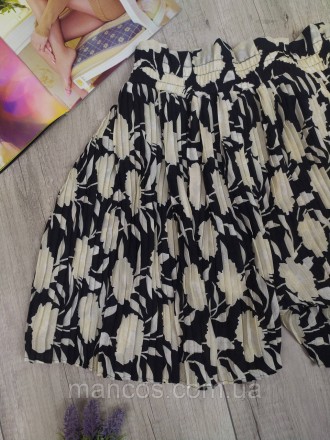 Черно-кремовые плиссированные шорты-бермуды Zara с цветочным принтом
Состояние: . . фото 8