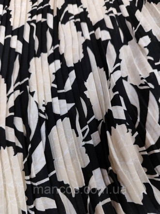 Черно-кремовые плиссированные шорты-бермуды Zara с цветочным принтом
Состояние: . . фото 9