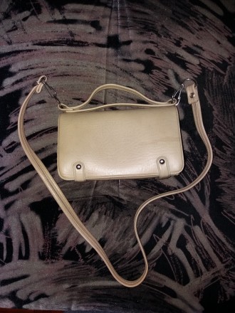 Элегантная женская маленькая сумочка, из качественного кожзама цвета светлый беж. . фото 3