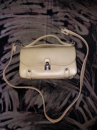 Элегантная женская маленькая сумочка, из качественного кожзама цвета светлый беж. . фото 2