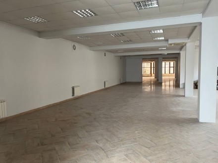 Продам отдельно стоящее двухэтажное фасадное  здание, г. Мукачево, ул. Маргитыча. . фото 4