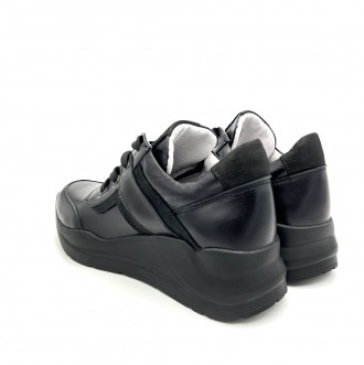 Стильные черные кожаные кроссовки на толстой подошве. 
Они покоряют своим дизайн. . фото 5