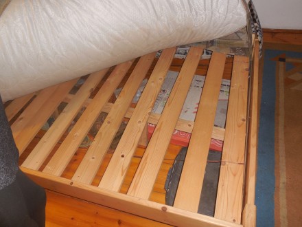 Продам ліжко дерев'яне (матеріал сосна), ліжко в дуже хорошому стані., як н. . фото 3