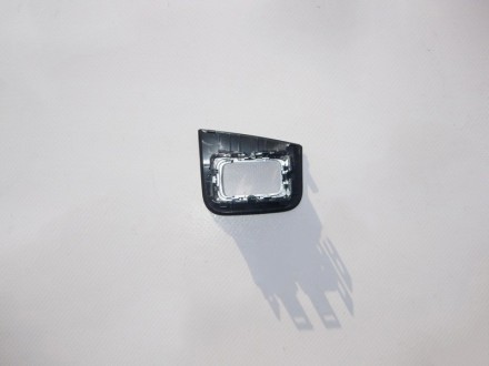 
Накладка кнопки стеклоподъёмника на передней правой дверной картеA2057200212 90. . фото 3