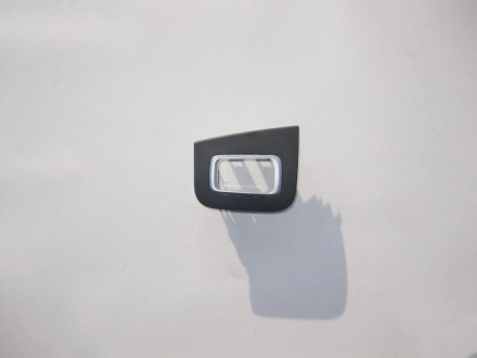 
Накладка кнопки стеклоподъёмника на передней правой дверной картеA2057200212 90. . фото 2
