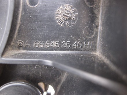 
Пластиковый держатель тормозных трубок передний правый A1665453540 Применяется:. . фото 4
