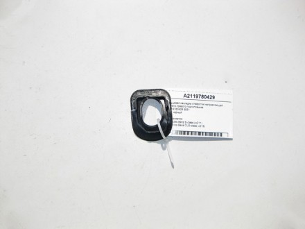
Кольцевая накладка отверстия направляющей заднего правого подголовникаA21197804. . фото 3
