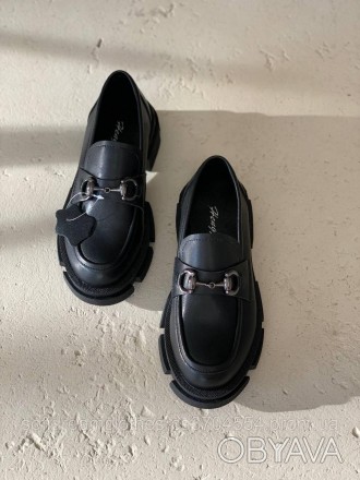 Туфли черные женские лоферы с декором на тракторной подошве натуральная кожа
