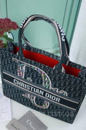 Отличная модная женская сумка Кристиан Диор в одно отделение с подкладкой внутри. . фото 3