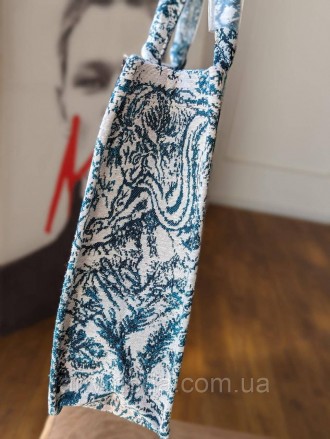 Отличная модная женская сумка Диор в одно отделение , внутри красный велюр .
Дер. . фото 3