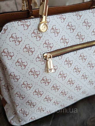 Жіноча сумка Guess ?Прикрашена фірмовим логотипом Guess
Цвет:
білий
- Три відділ. . фото 5