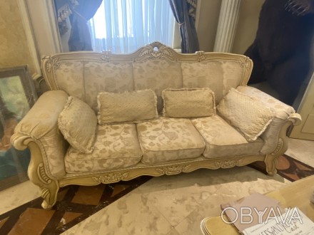 мебель интерьера, диваны, столы, стулья, гардины, освещение.