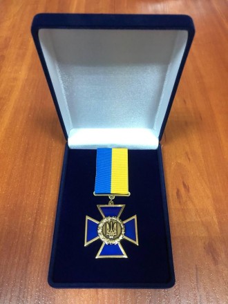 Медаль Крест патриота Украины с удостоверением в футляре.
Медаль разработана и и. . фото 2