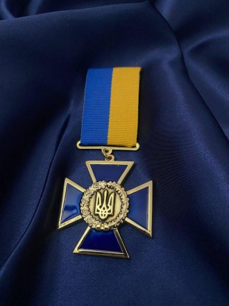 Медаль Крест патриота Украины с удостоверением в футляре.
Медаль разработана и и. . фото 3