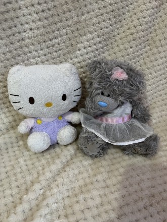 Милі відомі іграшки для дівчинки 
Ведмедик Тедді у сукні
Киця Hello Kitty

Р. . фото 2