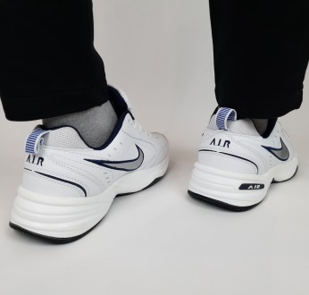 Чоловічі кросівки білі із сірим Nike Air Monarch. Спортивні кросівки для бігу бі. . фото 5