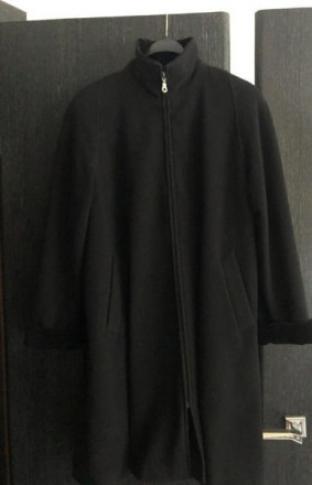 Продаю демисезонное пальто-клёш чёрного цвета, на молнии, манжеты отворачиваются. . фото 3