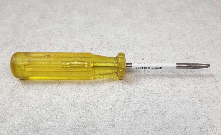 Отвертка плоская (15-20 см), с изотяционной ручкой не пропускающей электрический. . фото 4