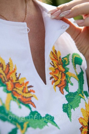  
Стильна жіноча вишиванка з яскравими соняшниками на грудях і рукавах! 
Вишиван. . фото 7