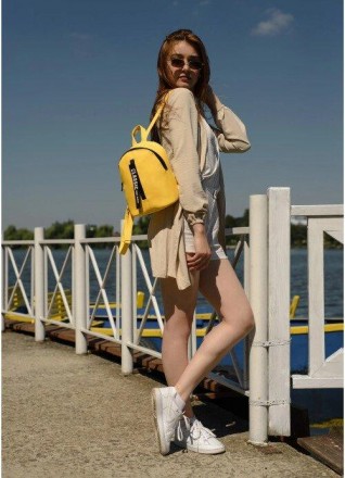 Жіночий стильний міський, маленький жовтий рюкзак для прогулянок: цікавий дизайн. . фото 4