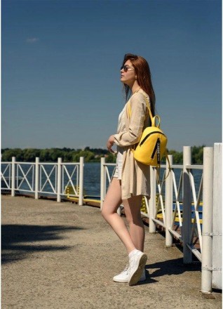 Жіночий стильний міський, маленький жовтий рюкзак для прогулянок: цікавий дизайн. . фото 5