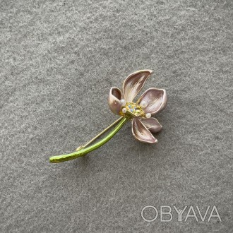 Брошка Квітка рожева емаль золотистий метал зі стразами та намистинами 53х30мм+-. . фото 1