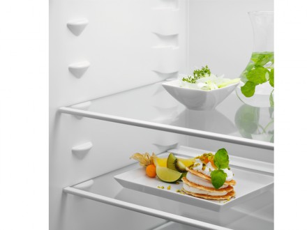 Холодильник-морозильник 600 TwinTech сохраняет сочность продуктов на 60% лучше х. . фото 6