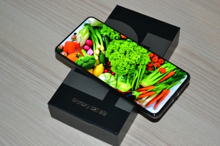 Samsung S21 - корейская версия. Обновляется и без проблем работает с нашими сим.. . фото 6