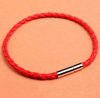 
Шкіряний браслет червоного кольору із застібкою - це зручна та практична прикра. . фото 2
