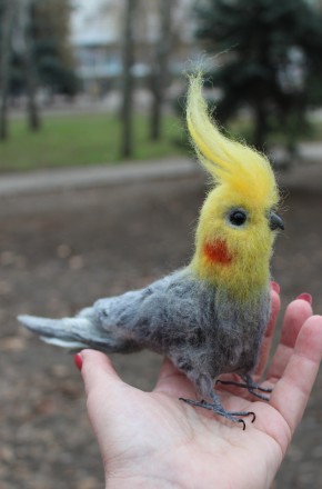 Попугай Корелла сірий голова повернута влево реалістична валяна пташка іграшка з. . фото 7