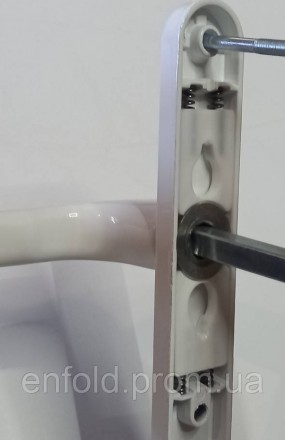 Дверная ручка PINAR с пружиной, 28/85 мм. внутри - белый цвет, снаружи - коричне. . фото 4