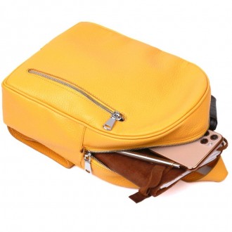 Яскравий жовтий шкіряний рюкзак міський у лаконічному, акуратному дизайні.
Гідна. . фото 5