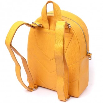 Яскравий жовтий шкіряний рюкзак міський у лаконічному, акуратному дизайні.
Гідна. . фото 10