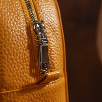 Яскравий жовтий шкіряний рюкзак міський у лаконічному, акуратному дизайні.
Гідна. . фото 4