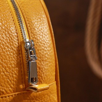 Яскравий жовтий шкіряний рюкзак класичний міський в акуратному дизайні.
Гідна як. . фото 4