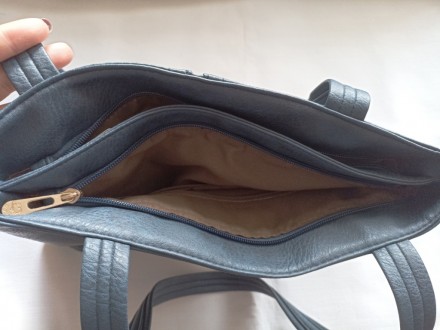 Красивая женская вместительная сумка с 2 длинными ручками, удобно носить в руках. . фото 9
