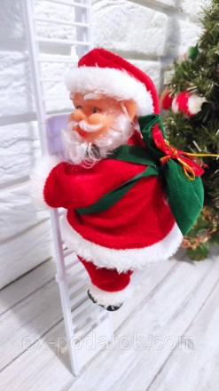 
Дед Мороз карабкается по лестгнице и напевает роздественскую пенеску.
Дед Мороз. . фото 4