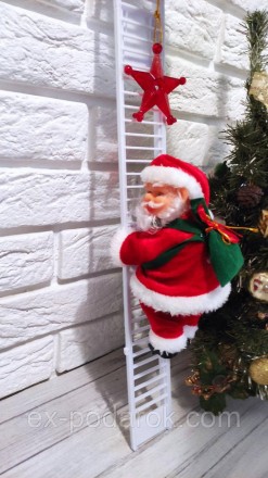 
Дед Мороз карабкается по лестгнице и напевает роздественскую пенеску.
Дед Мороз. . фото 5