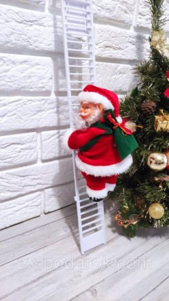 
Дед Мороз карабкается по лестгнице и напевает роздественскую пенеску.
Дед Мороз. . фото 3