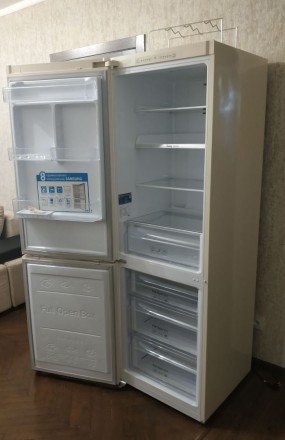 Продается полноформатный инвертерный двухкамерный холодильник SAMSUNG RB31FSRNDE. . фото 3