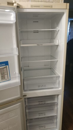 Продается полноформатный инвертерный двухкамерный холодильник SAMSUNG RB31FSRNDE. . фото 4