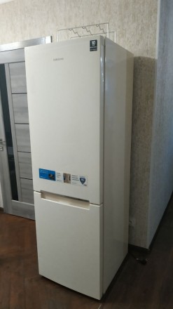 Продается полноформатный инвертерный двухкамерный холодильник SAMSUNG RB31FSRNDE. . фото 2