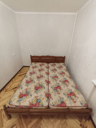 Продается полноформатная двухместная кровать из натурального дерева в хорошем со. . фото 3