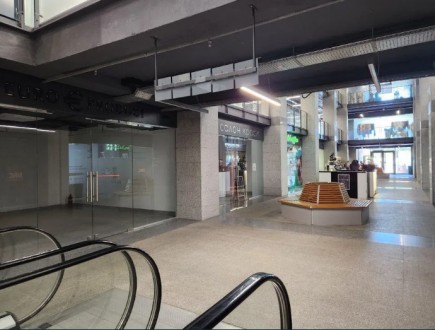 Сдам помещение 71 м.кв 
на первом этаже торгово-делового центра Lux, 
который на. . фото 4