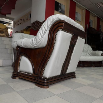 Выставочный образец
В комплект входит трехместный диван, двухместный и кресло.
К. . фото 8