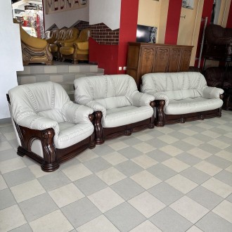 Выставочный образец
В комплект входит трехместный диван, двухместный и кресло.
К. . фото 2