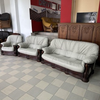 Выставочный образец
В комплект входит трехместный диван, двухместный и кресло.
К. . фото 3