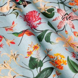 Декоративная ткань с крупными цветными растениями и птицами на голубом. Состав т. . фото 2